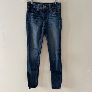 AMERICAN EAGLE - SIZE 4 - SUPER HIGH RISE JEANS